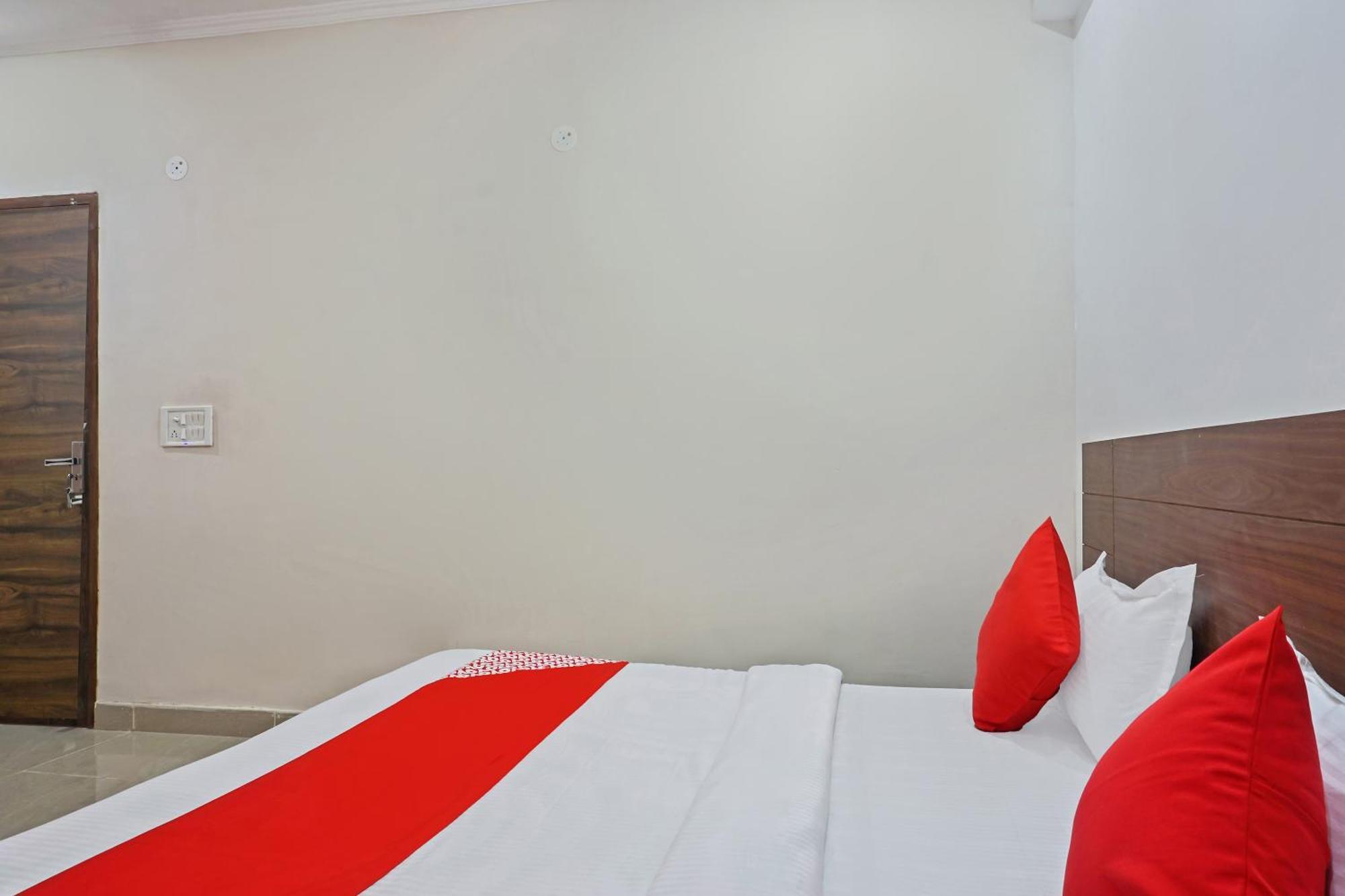 Hotel O Quadis Нойда Екстер'єр фото