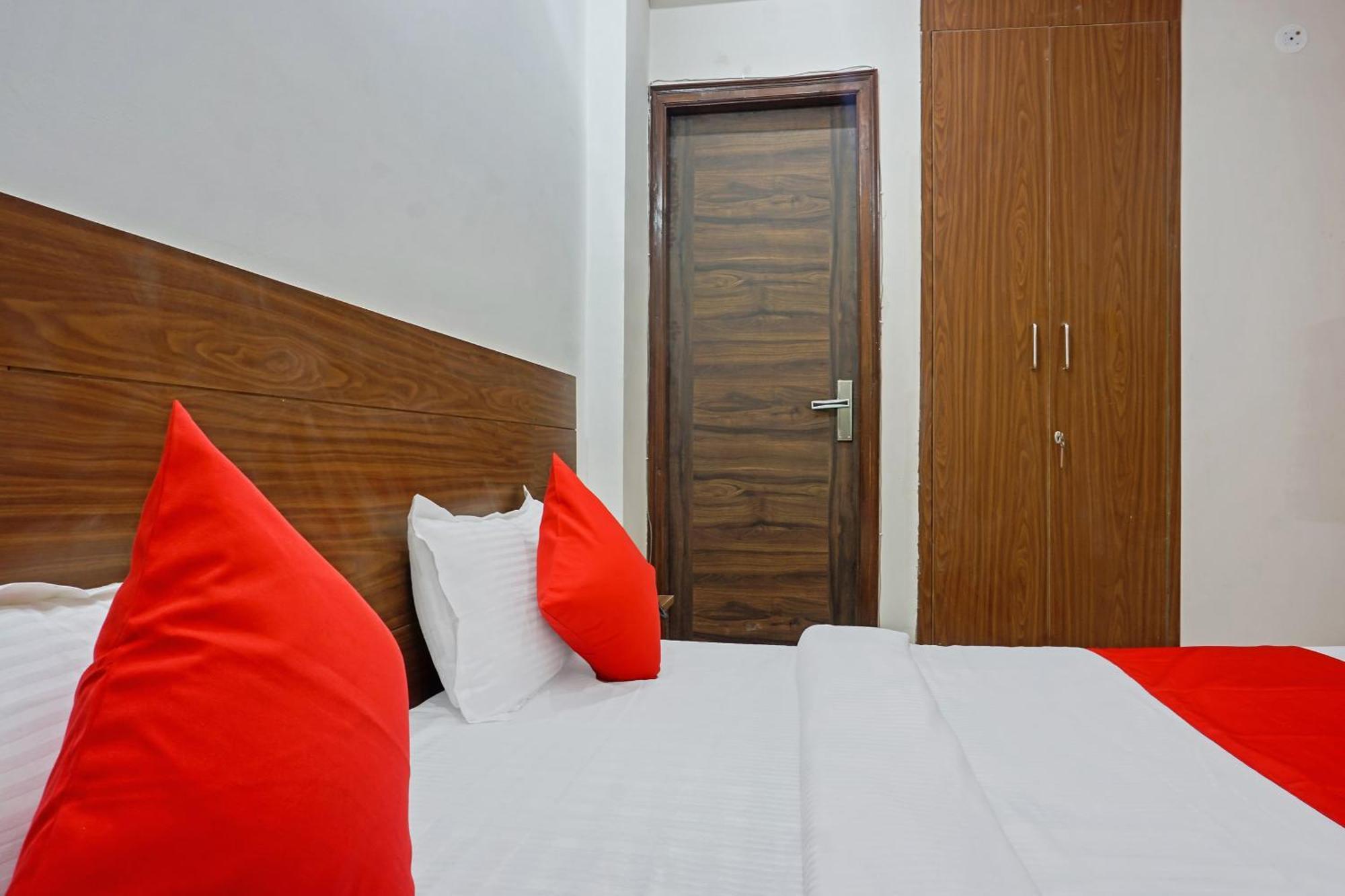 Hotel O Quadis Нойда Екстер'єр фото